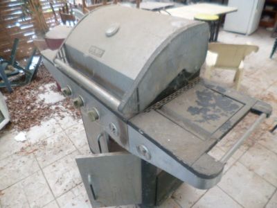 un barbecue posé par terre dans la cuisine