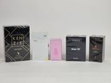 trois boîtes de parfum sont alignées sur une surface blanche