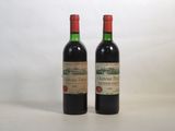 deux bouteilles de vin rouge posées l'une à côté de l'autre sur une table