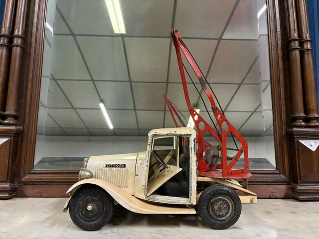 JOUETS CITROËN - Dépanneuse en tôle laquée blanc. Roues orientabl...