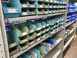 de nombreux bacs sur les rayons du magasin