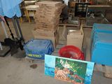 une pile de boîtes posées sur une palette