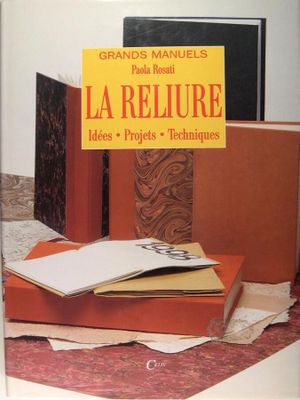 un livre posé sur une table