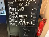 une affiche indiquant « happy hour » sur la façade d'un immeuble