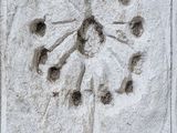 une image représentant un relief d'une femme tenant un enfant dans ses bras