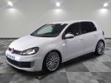 la volkswagen golf blanche est garée sur un carrelage à carreaux
