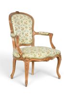 FAUTEUILS (paire de) cabriolets en bois naturel mouluré et s… (photo 3)