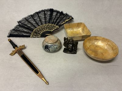 un grand nombre d'objets posés sur une table