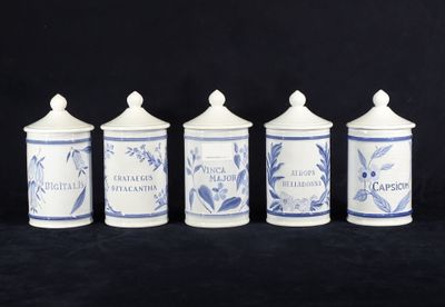 quatre boîtes bleues et blanches sont alignées sur un fond noir