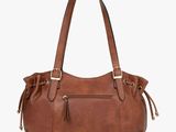 une image d'un sac à main en cuir marron sur fond blanc