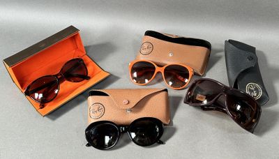 trois paires de lunettes de soleil dans un étui et une paire de lunettes de soleil dans une boîte