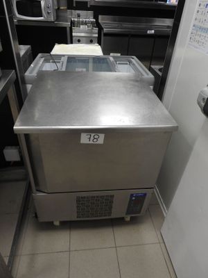un plan de travail en acier inoxydable dans une cuisine commerciale