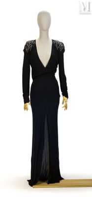 une photo d'un mannequin portant une robe noire