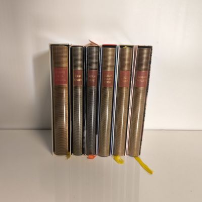 quatre livres sont empilés sur une table