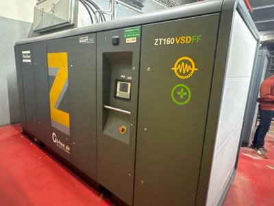 une machine posée sur une surface rouge