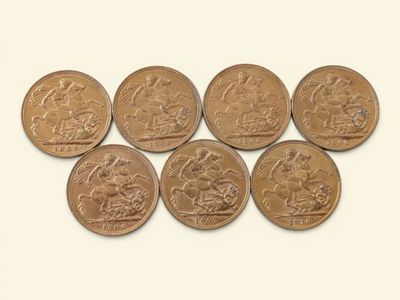 six pièces de monnaie de tailles et de formes différentes posées sur une surface blanche