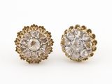 une image d'une paire de boucles d'oreilles en or et diamants