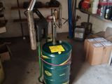 une photo d'un garage avec un réservoir d'essence et un diable