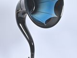 un gramophone noir et bleu posé sur un socle en bois