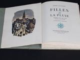 un livre ouvert sur lequel figure l'image d'un château