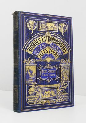un livre bleu avec des lettres dorées, posé sur une table