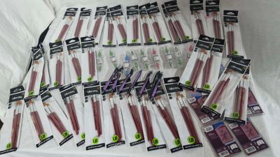 beaucoup de brosses à dents posées sur le lit