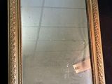 un miroir posé sur une table noire
