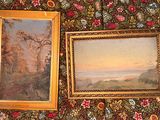 un tableau représentant un paysage et un tableau représentant un paysage dans un cadre doré