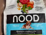 un sac de croquettes pour chien posé sur une table