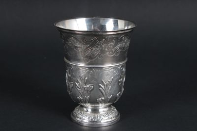 Grande timbale à appliques. Elle repose sur un piédouche gar… - Photo 1