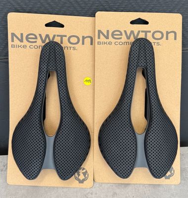 deux nouvelles housses de selle de vélo Newton dans leur emballage