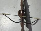 un arc et une flèche fixés à un mur