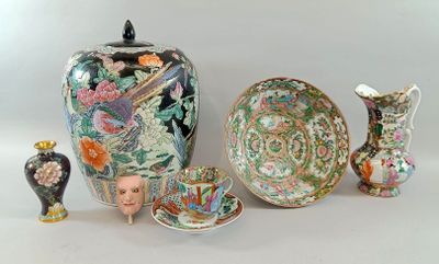 a lot of different vases that are sitting on a table