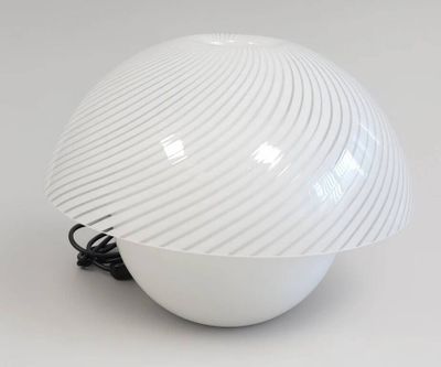 une lampe blanche posée sur une table blanche