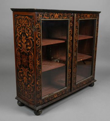 une vieille armoire en bois avec une porte vitrée et des étagères
