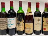 plusieurs bouteilles de vin sont alignées dans une rangée
