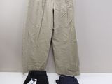 deux paires de pantalons et un pantalon posés sur une table