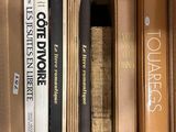 une boîte pleine de livres posée sur une table
