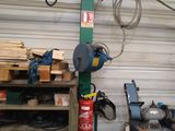 une photo d'un garage avec de nombreux outils sur les étagères