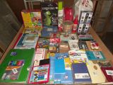 de nombreuses fournitures scolaires posées sur la table, prêtes à être rangées