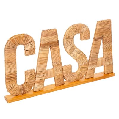 une pancarte en bois portant l'inscription « casa » sur fond blanc