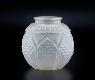 une image représentant un vase blanc sur fond noir