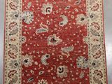 un tapis rouge et beige orné d'un motif floral