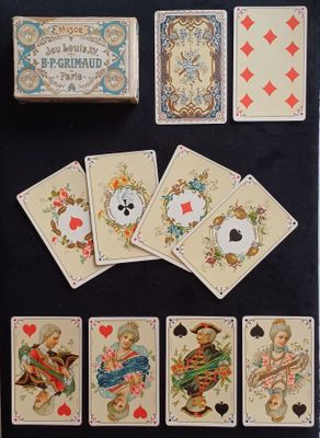 tout un tas de cartes à jouer posées sur une table