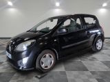 la photo d'une petite voiture noire garée dans un garage