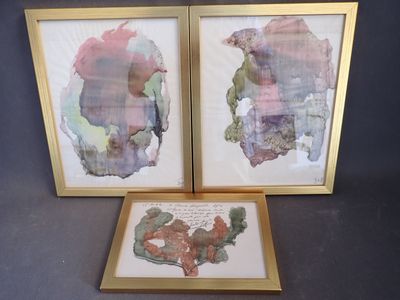 deux œuvres d'art encadrées, des aquarelles, exposées sur une table