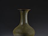 vase à glaçure verte sur fond noir