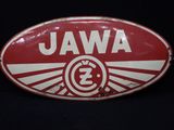 une vieille enseigne rouge et blanche sur laquelle est inscrit le mot « jawa »