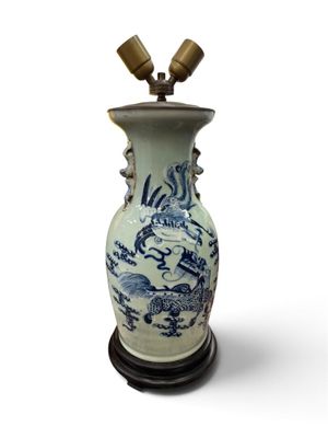 un vase bleu et blanc avec un oiseau dessus