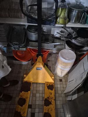 un balai posé par terre dans la cuisine